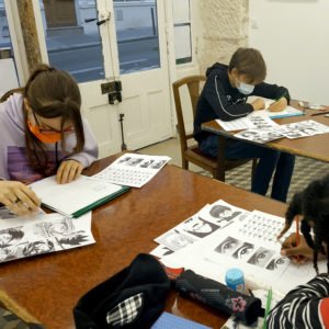 Elèves du cours de manga en atelier