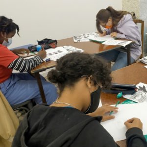 Elèves du cours de manga en atelier